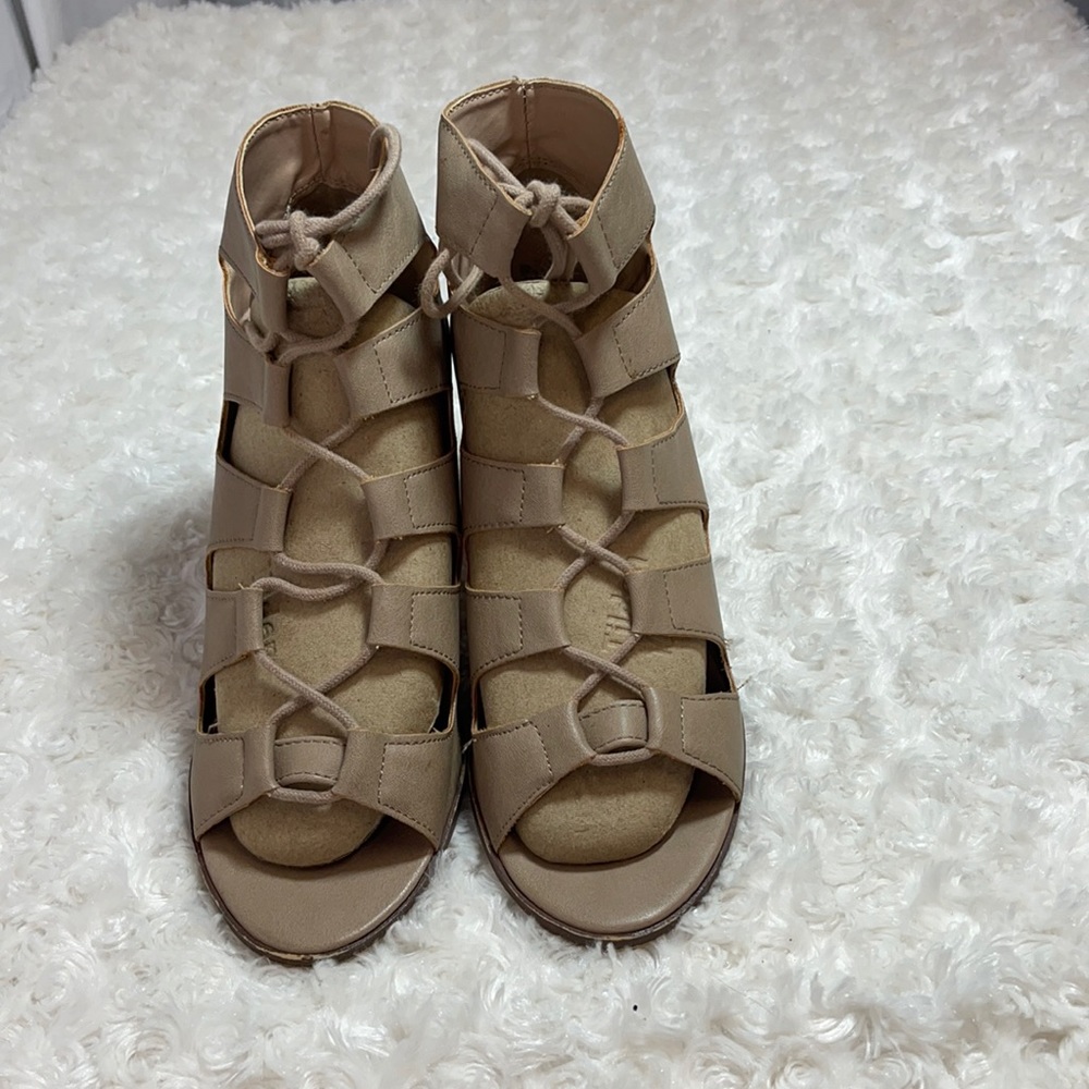 Heart in D gladiator lace up heeled sandal 8.5 tan